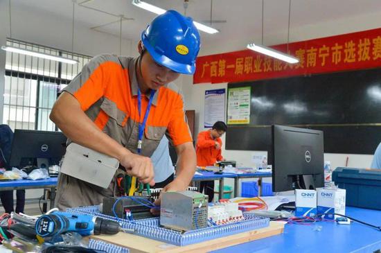 以賽促技，匠心筑夢(mèng)——記南寧選拔賽電工項(xiàng)目競(jìng)賽現(xiàn)場(chǎng)技術(shù)咨詢服務(wù)